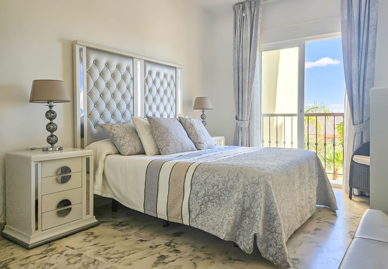 Apartamento en Mijas Costa - Apartamento de dos dormitorios con piscina y vistas al mar.