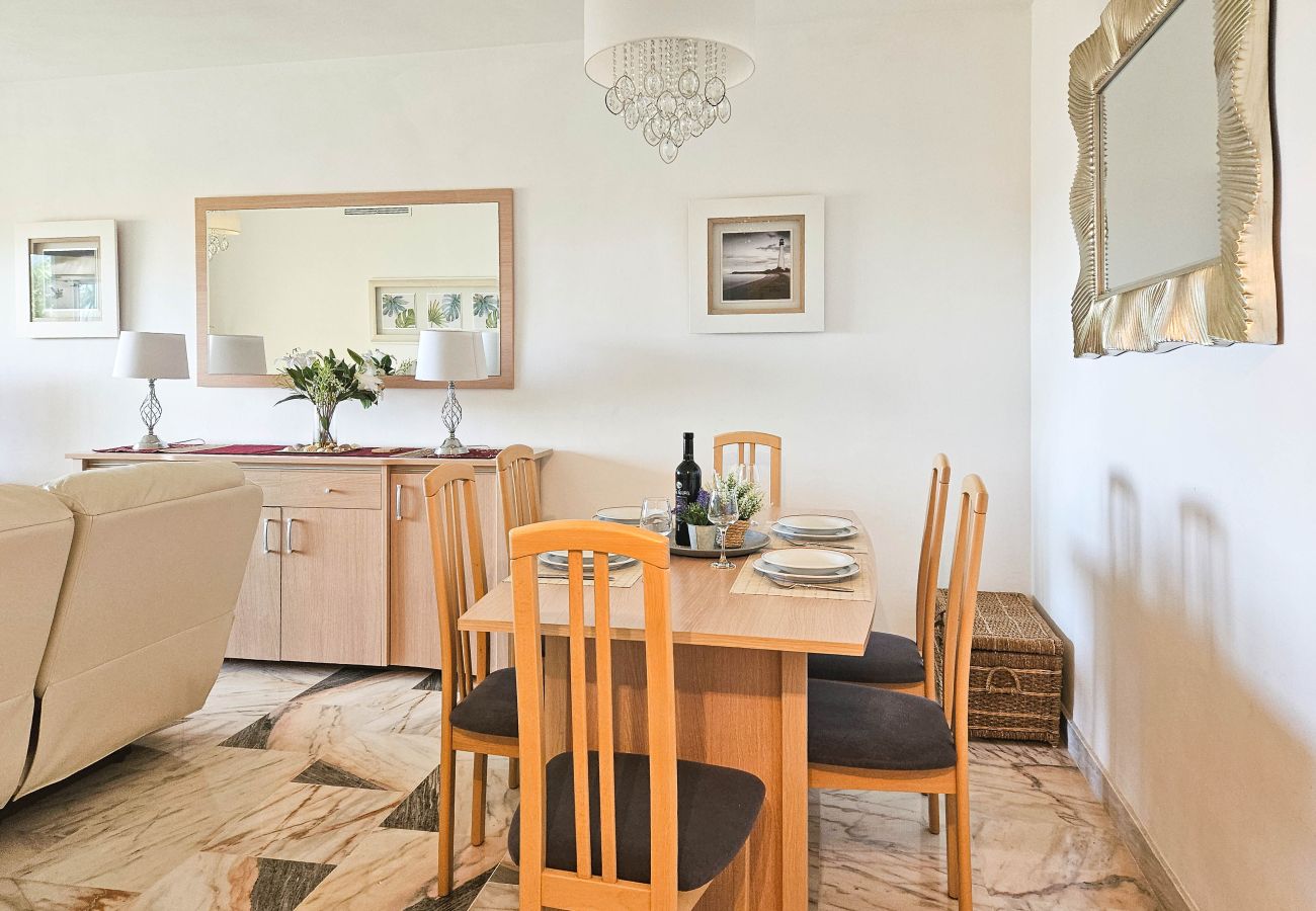 Apartamento en Mijas Costa - Apartamento de dos dormitorios con piscina y vistas al mar.