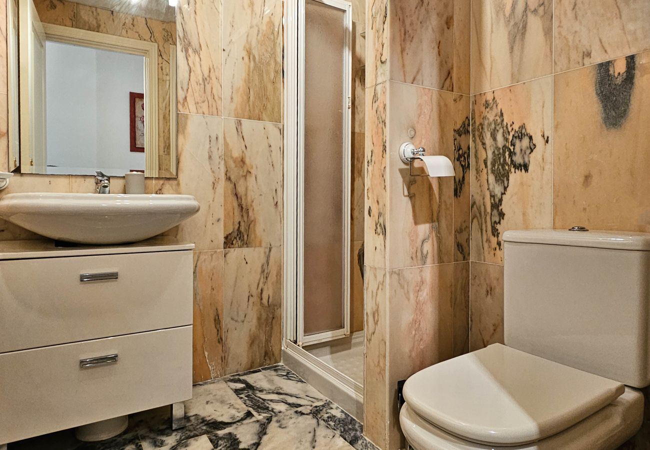 Apartamento en Mijas Costa - Apartamento de dos dormitorios con piscina y vistas al mar.