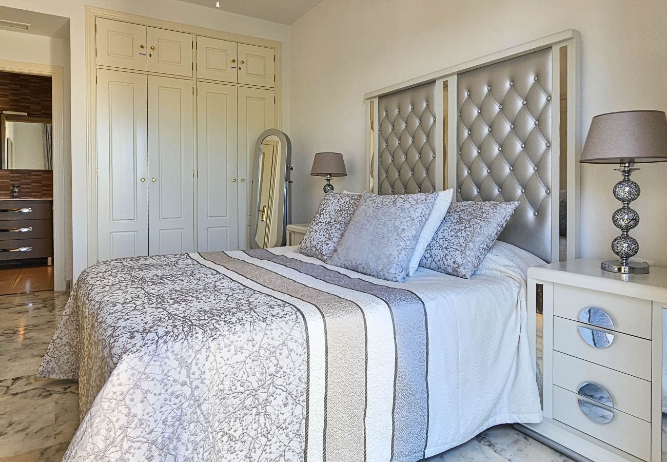 Apartamento en Mijas Costa - Apartamento de dos dormitorios con piscina y vistas al mar.
