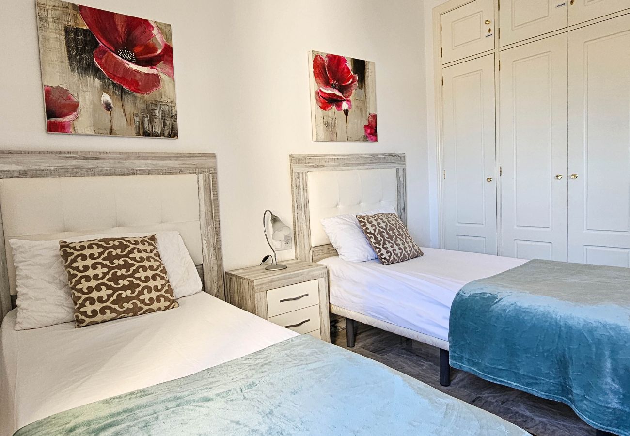 Apartamento en Mijas Costa - Apartamento de dos dormitorios con piscina y vistas al mar.