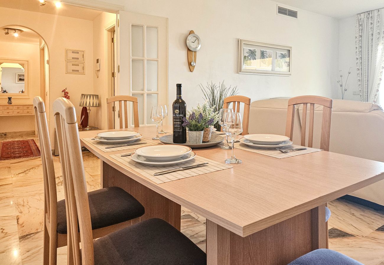 Apartamento en Mijas Costa - Apartamento de dos dormitorios con piscina y vistas al mar.