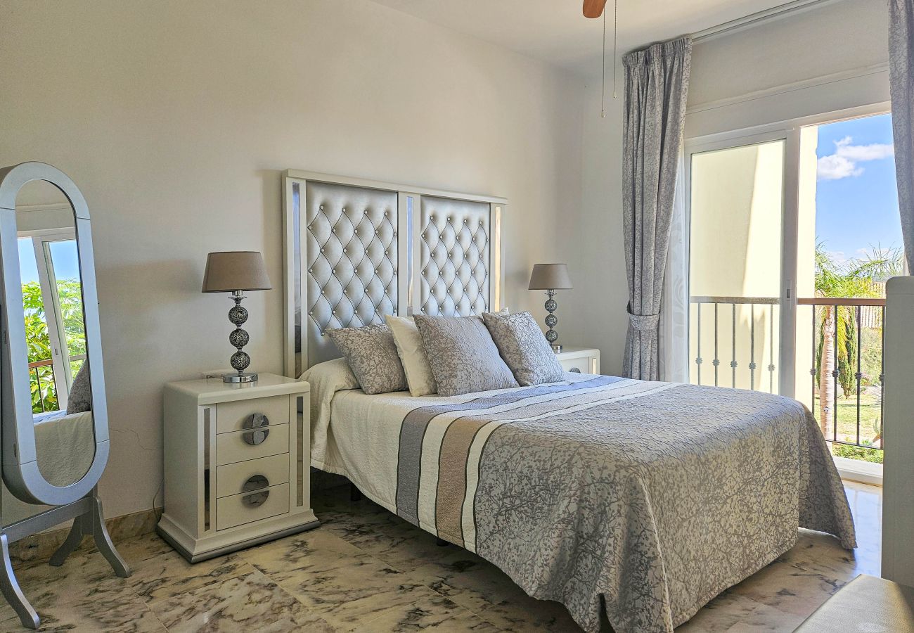 Apartamento en Mijas Costa - Apartamento de dos dormitorios con piscina y vistas al mar.