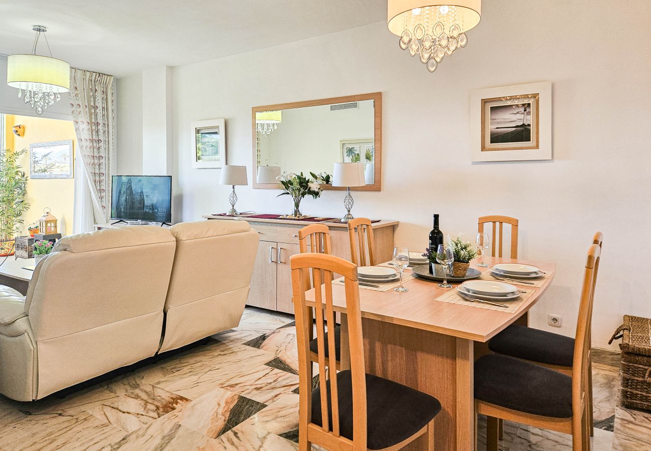 Apartamento en Mijas Costa - Apartamento de dos dormitorios con piscina y vistas al mar.