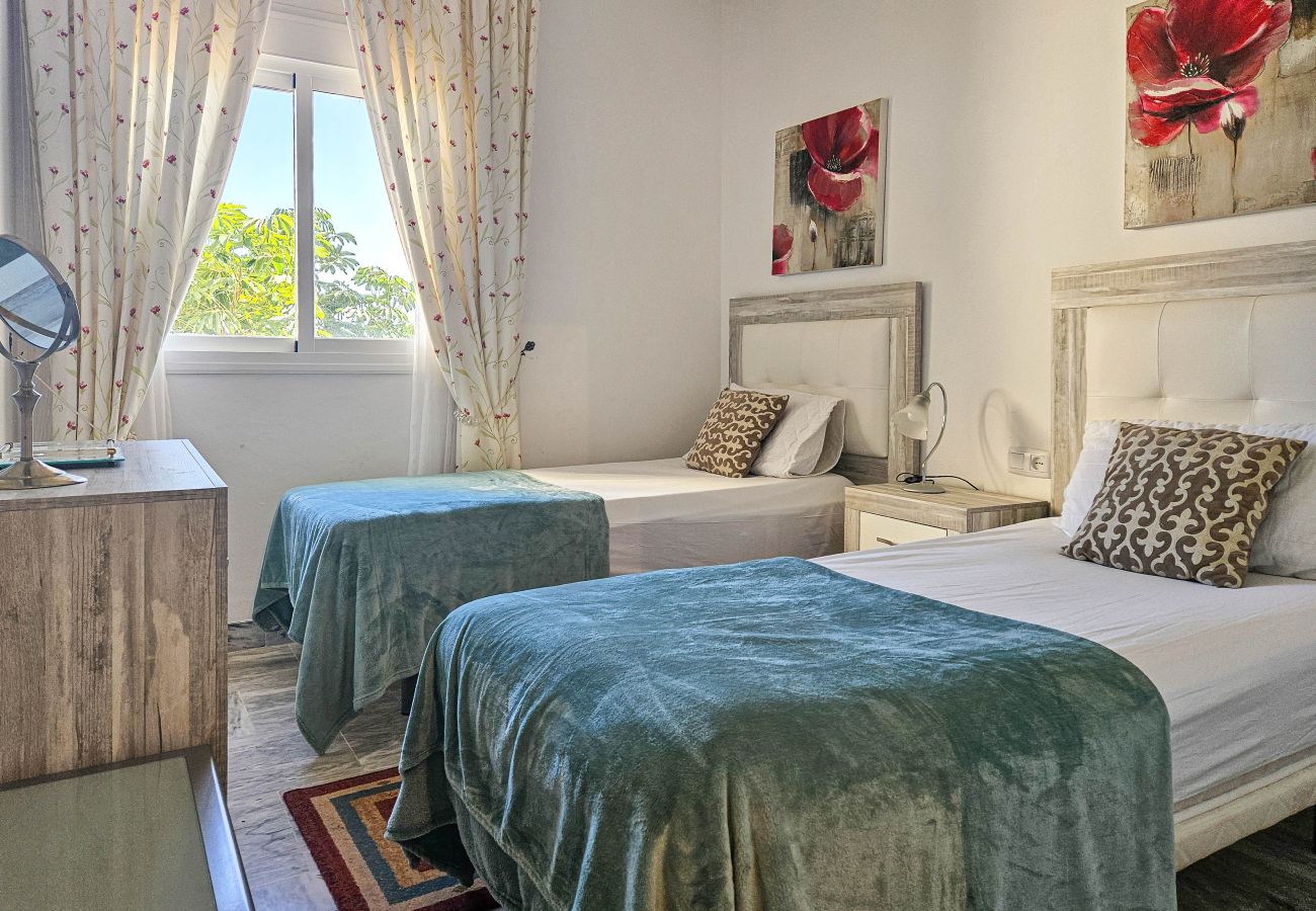 Apartamento en Mijas Costa - Apartamento de dos dormitorios con piscina y vistas al mar.