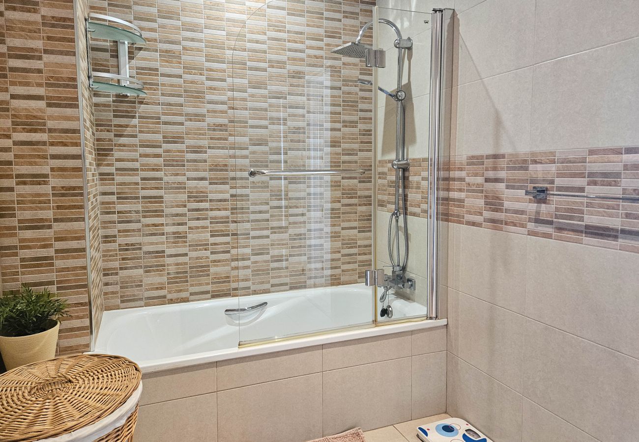 Apartamento en Mijas Costa - Apartamento de dos dormitorios con piscina y vistas al mar.
