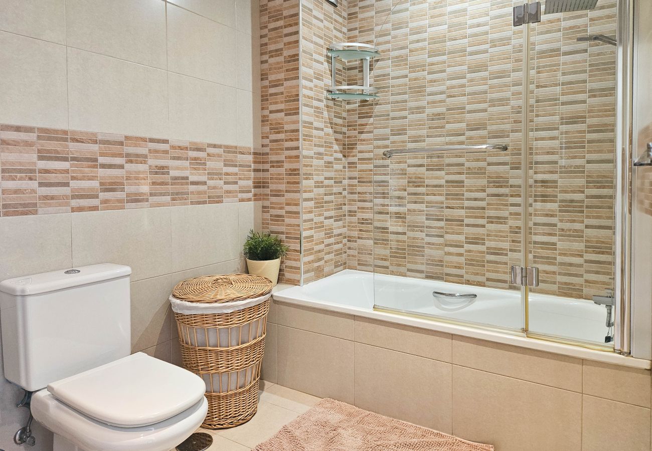 Apartamento en Mijas Costa - Apartamento de dos dormitorios con piscina y vistas al mar.