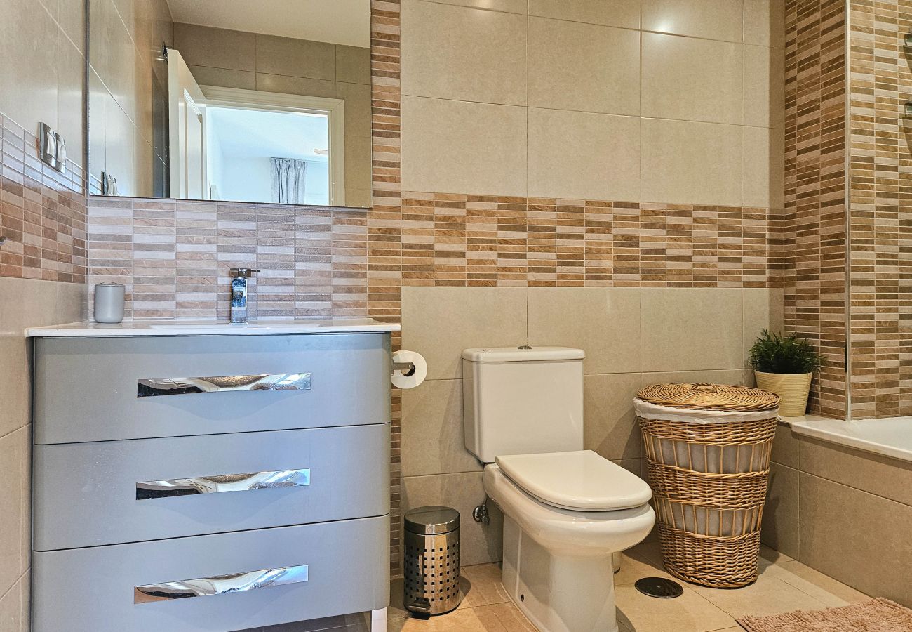 Apartamento en Mijas Costa - Apartamento de dos dormitorios con piscina y vistas al mar.