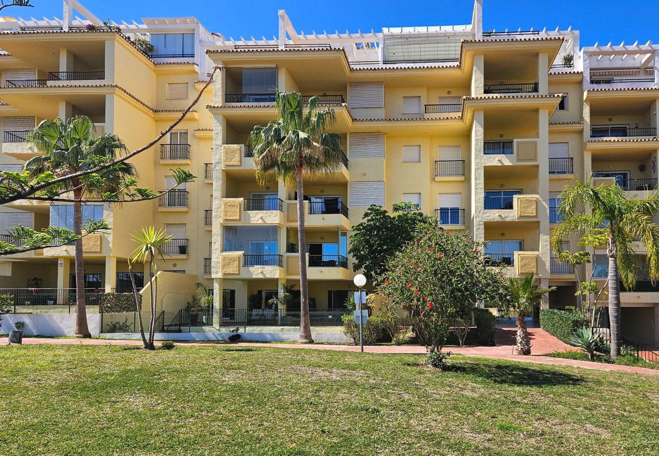 Apartamento en Mijas Costa - Apartamento de dos dormitorios con piscina y vistas al mar.