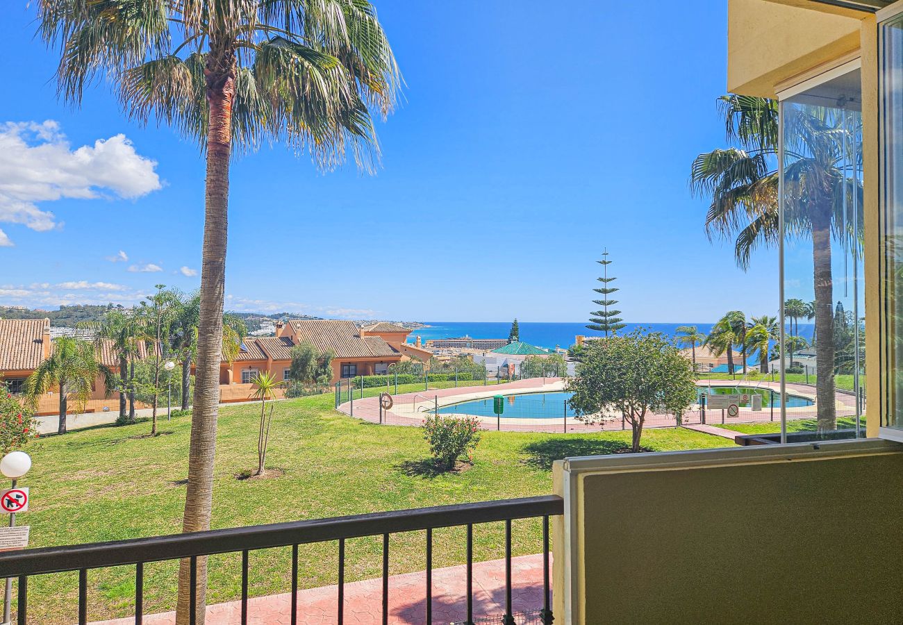 Apartamento en Mijas Costa - Apartamento de dos dormitorios con piscina y vistas al mar.