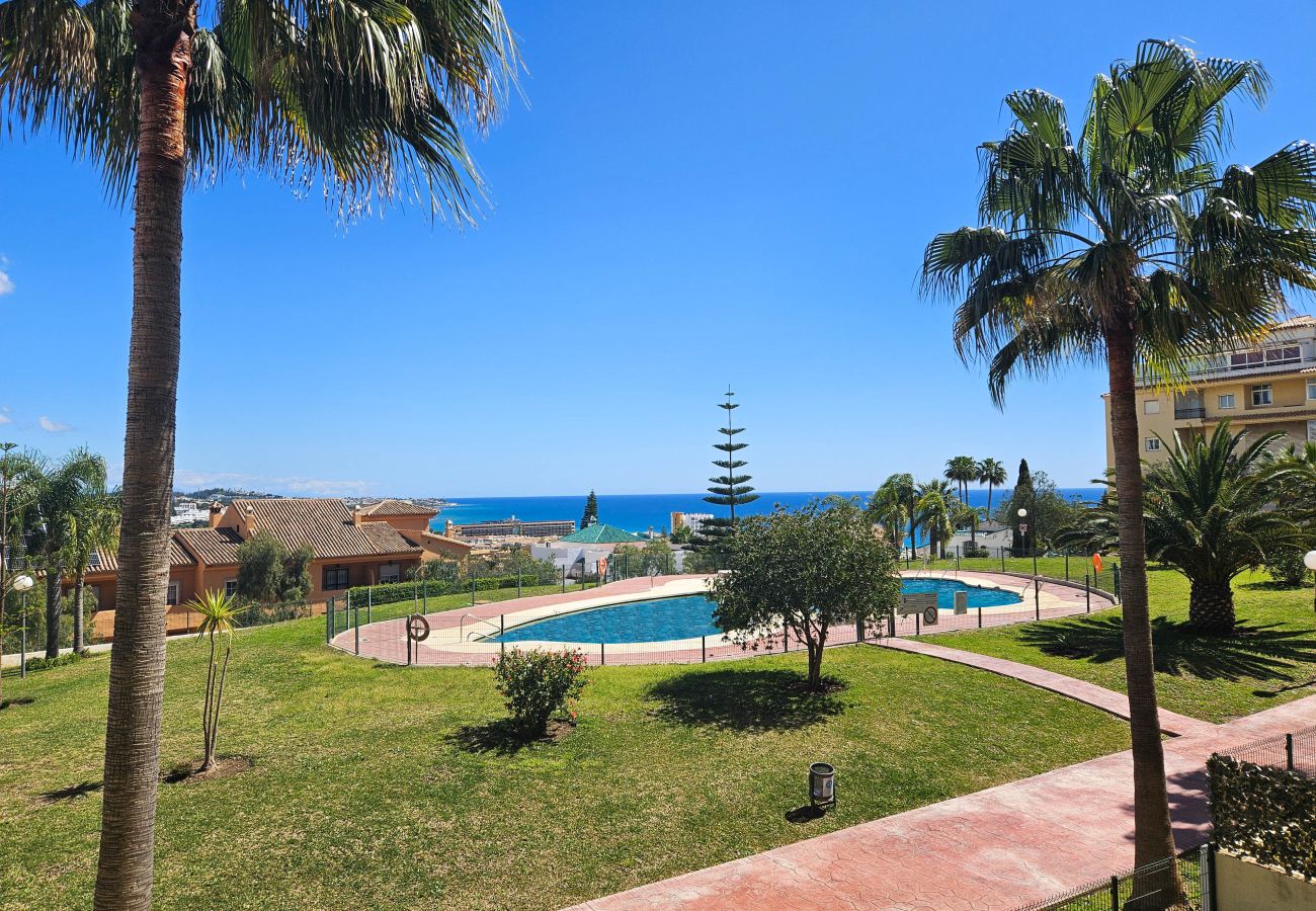 Apartamento en Mijas Costa - Apartamento de dos dormitorios con piscina y vistas al mar.