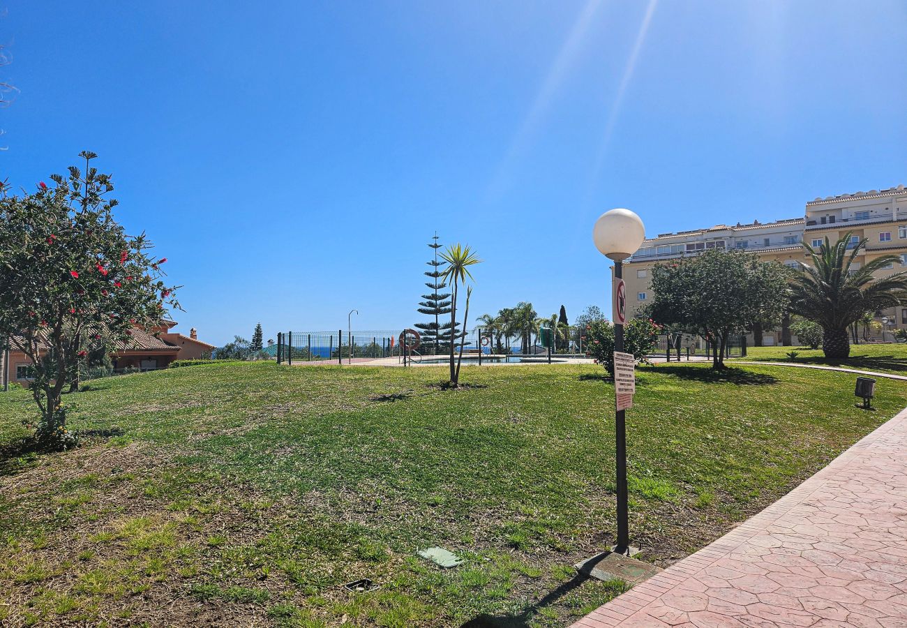 Apartamento en Mijas Costa - Apartamento de dos dormitorios con piscina y vistas al mar.