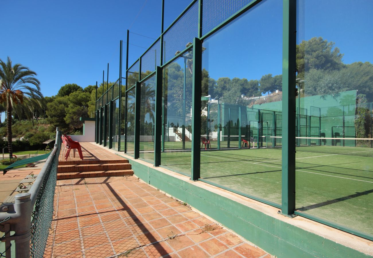 Apartamento en Mijas Costa - Apartamento de dos dormitorios con piscina y vistas al mar.