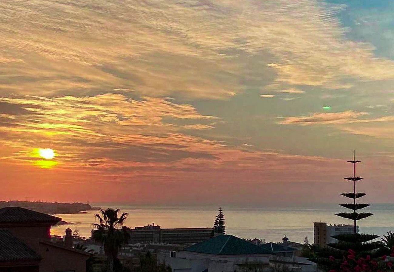 Apartamento en Mijas Costa - Apartamento de dos dormitorios con piscina y vistas al mar.