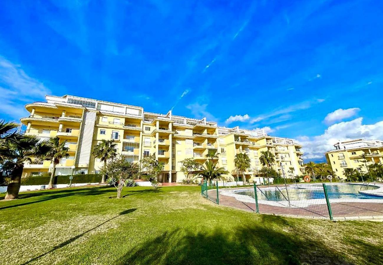 Apartamento en Mijas Costa - Apartamento de dos dormitorios con piscina y vistas al mar.