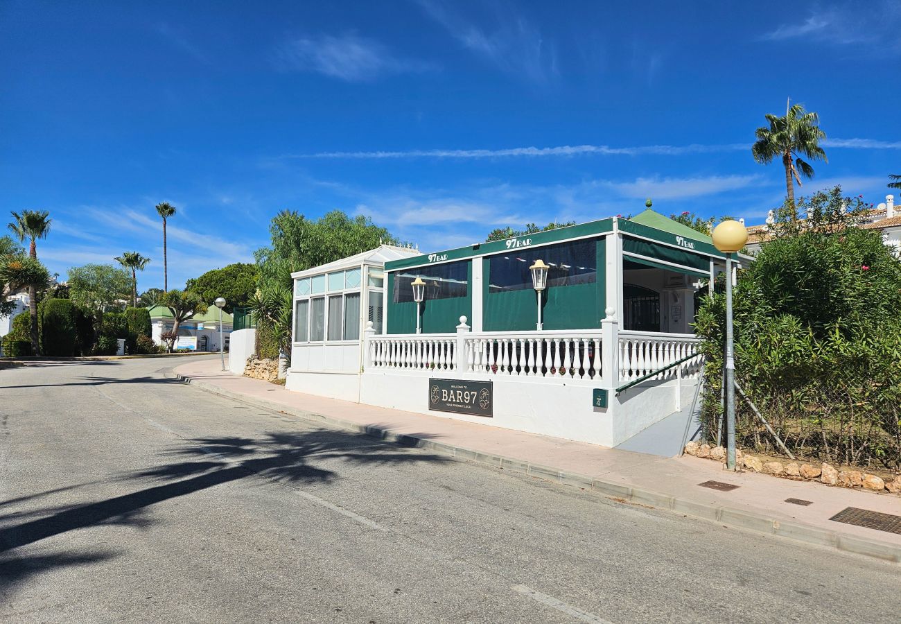 Apartamento en Mijas Costa - Apartamento de dos dormitorios con jardín, Calahonda