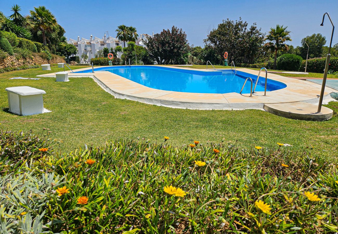 Apartamento en Mijas Costa - Apartamento de dos dormitorios con jardín, Calahonda