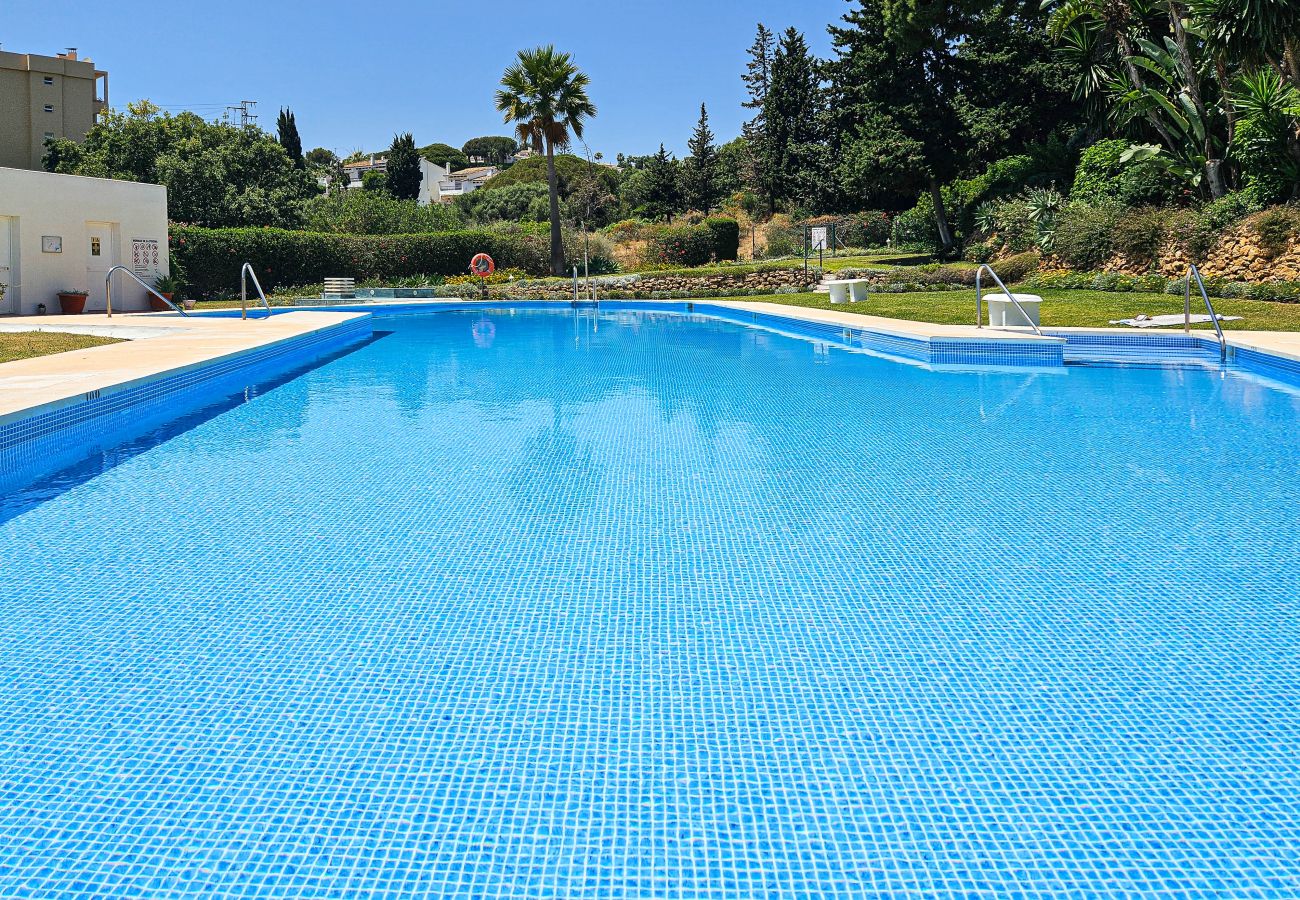 Apartamento en Mijas Costa - Apartamento de dos dormitorios con jardín, Calahonda