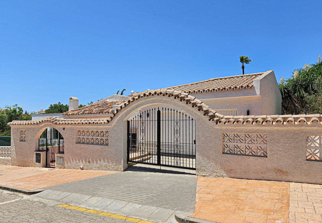 Villa en Mijas Costa - Villa con piscina privada, ubicación privilegiada en Riviera del Sol