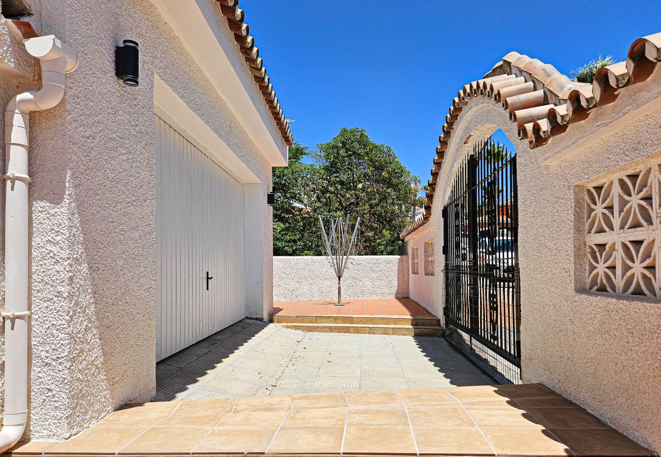 Villa en Mijas Costa - Villa con piscina privada, ubicación privilegiada en Riviera del Sol
