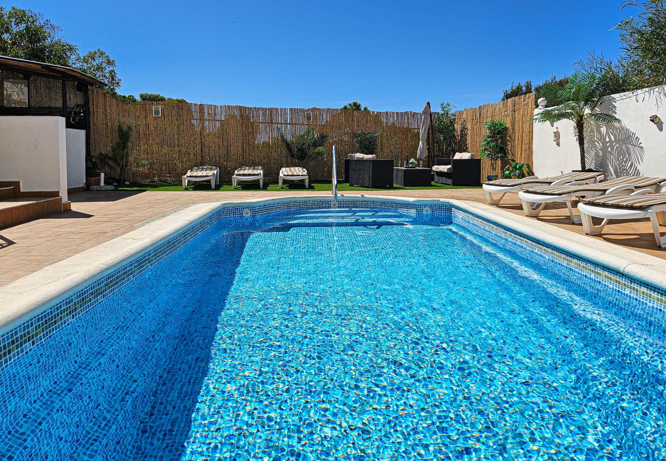 Villa en El Faro - Villa con piscina privada, El Faro
