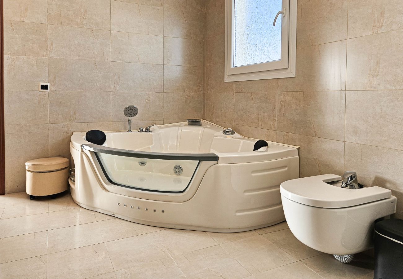 Villa en Mijas Costa - Villa con piscina privada y jacuzzi en Mijas Costa