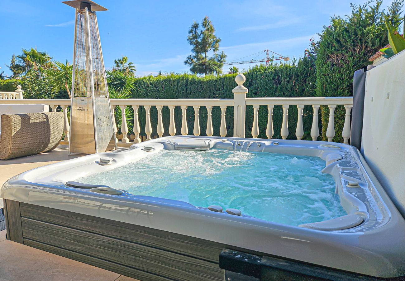 Villa en Mijas Costa - Villa con piscina privada y jacuzzi en Mijas Costa