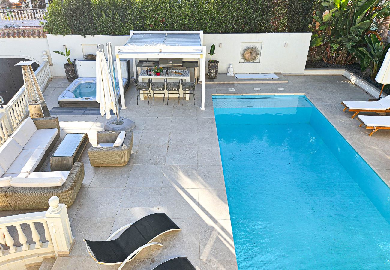 Villa en Mijas Costa - Villa con piscina privada y jacuzzi en Mijas Costa