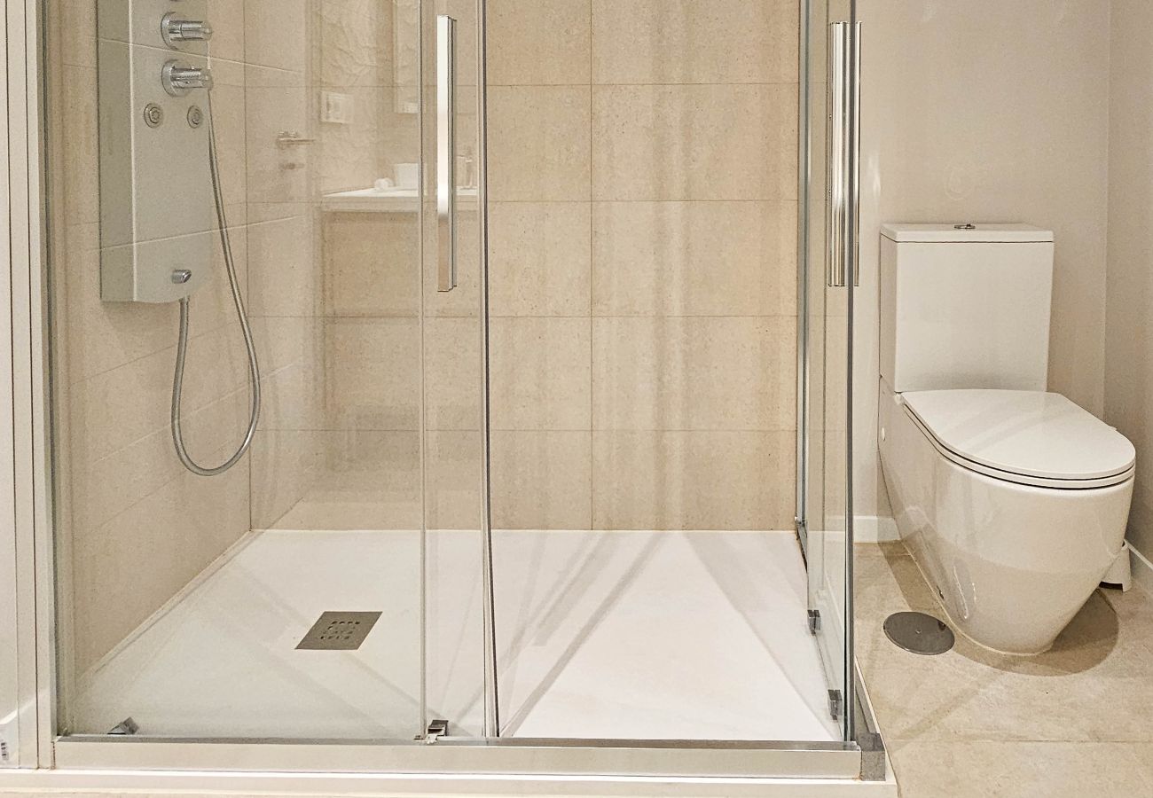 Apartamento en La Cala de Mijas - Apartamento de dos dormitorios con vistas a la montaña y al mar.