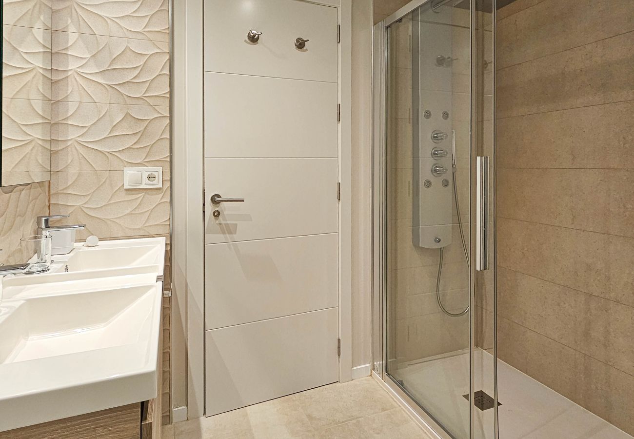 Apartamento en La Cala de Mijas - Apartamento de dos dormitorios con vistas a la montaña y al mar.