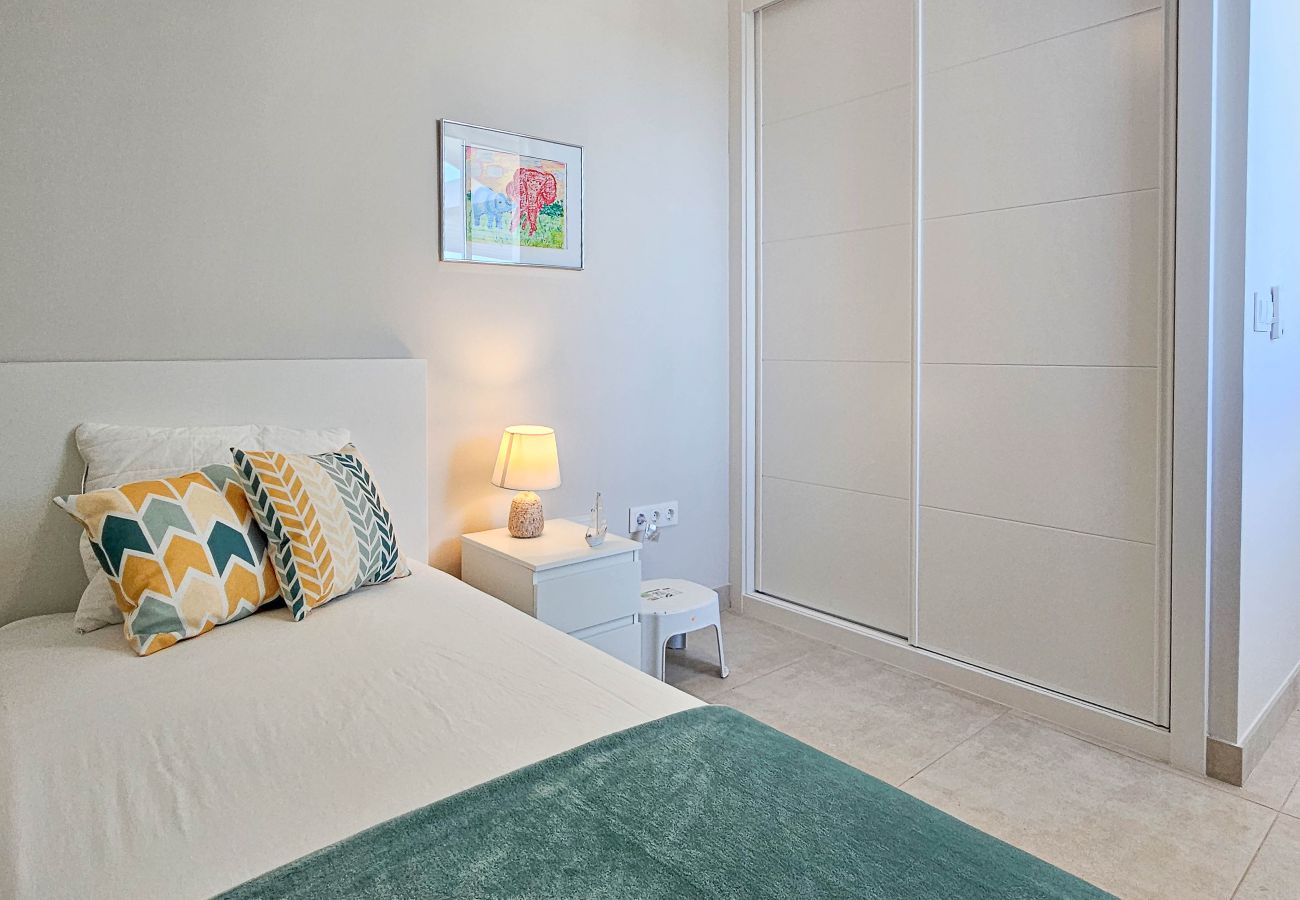 Apartamento en La Cala de Mijas - Apartamento de dos dormitorios con vistas a la montaña y al mar.