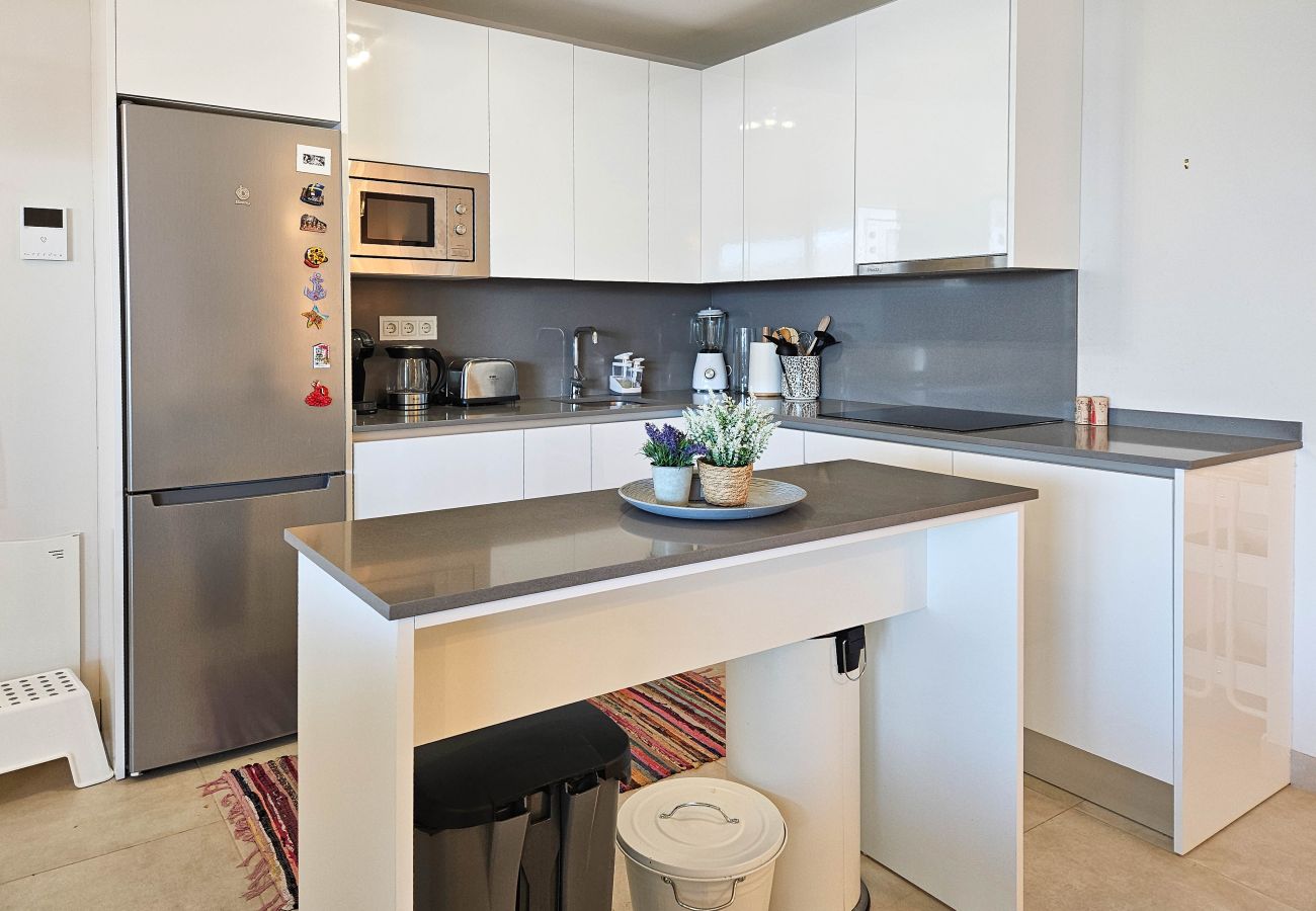 Apartamento en La Cala de Mijas - Apartamento de dos dormitorios con vistas a la montaña y al mar.