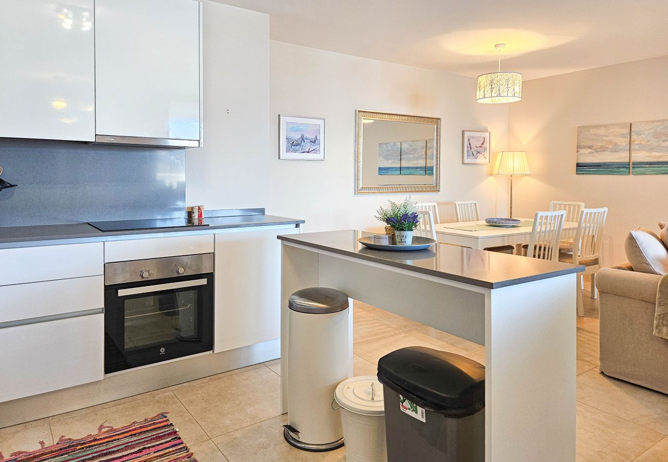 Apartamento en La Cala de Mijas - Apartamento de dos dormitorios con vistas a la montaña y al mar.