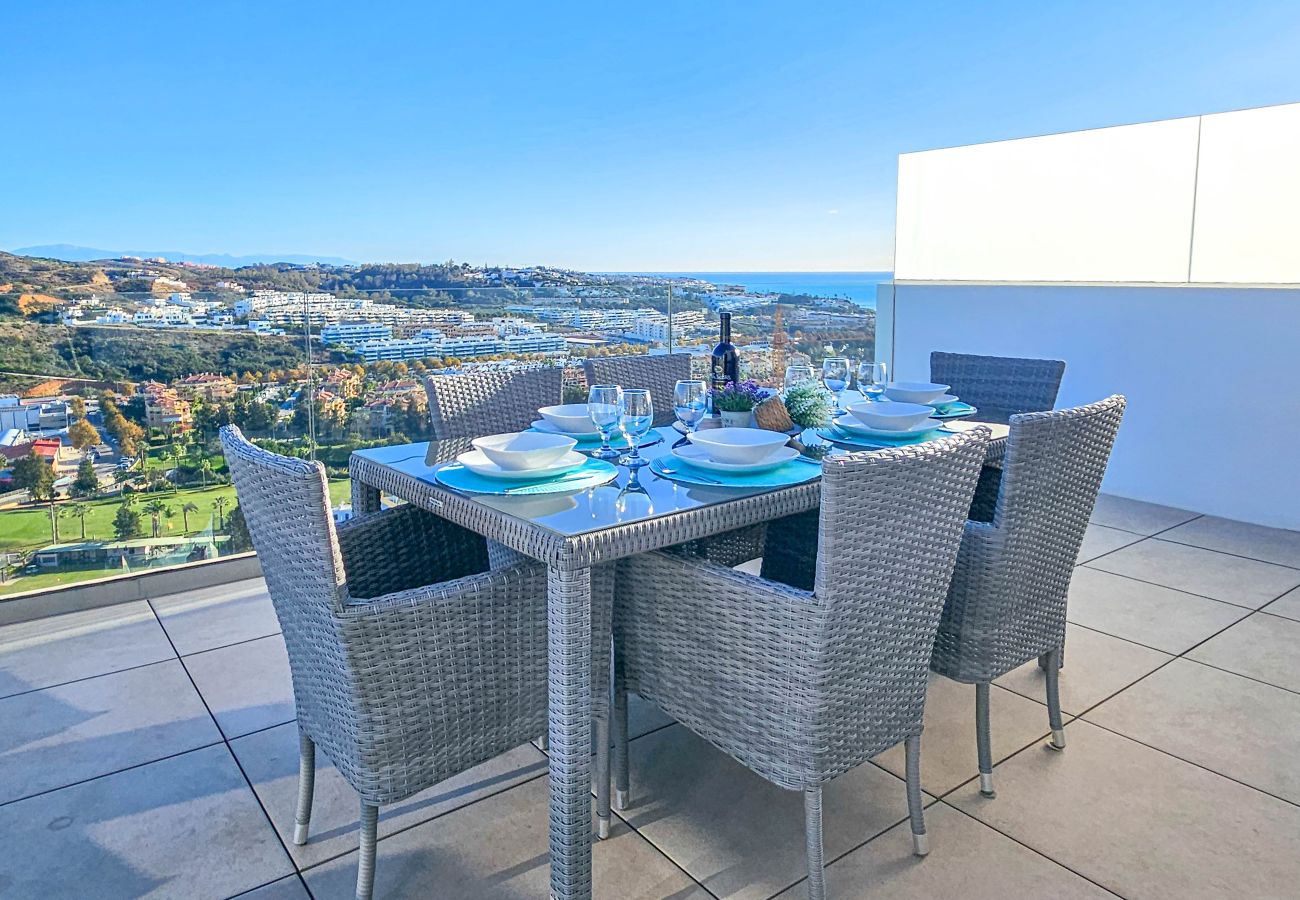 Apartamento en La Cala de Mijas - Apartamento de dos dormitorios con vistas a la montaña y al mar.