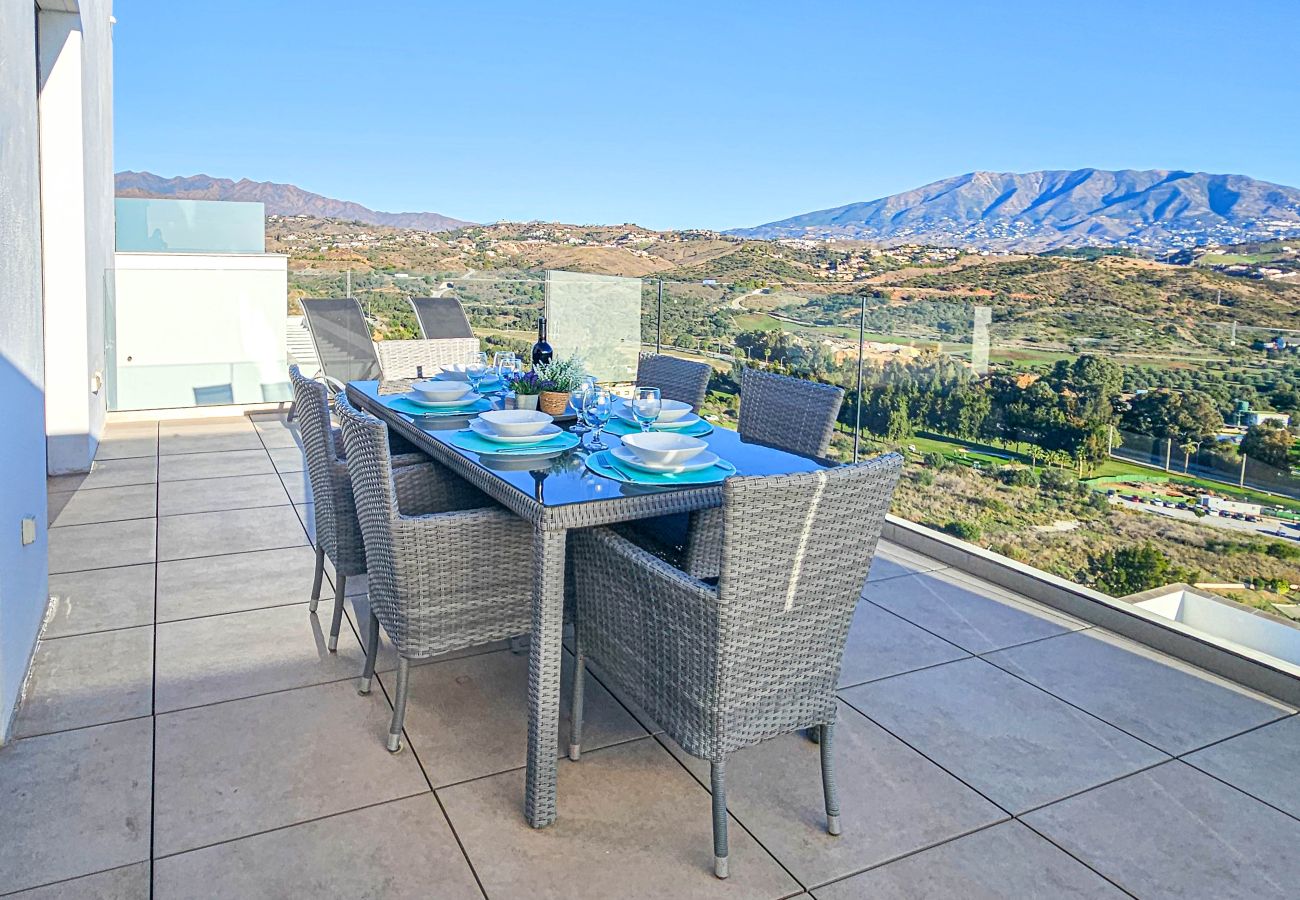 Apartamento en La Cala de Mijas - Apartamento de dos dormitorios con vistas a la montaña y al mar.