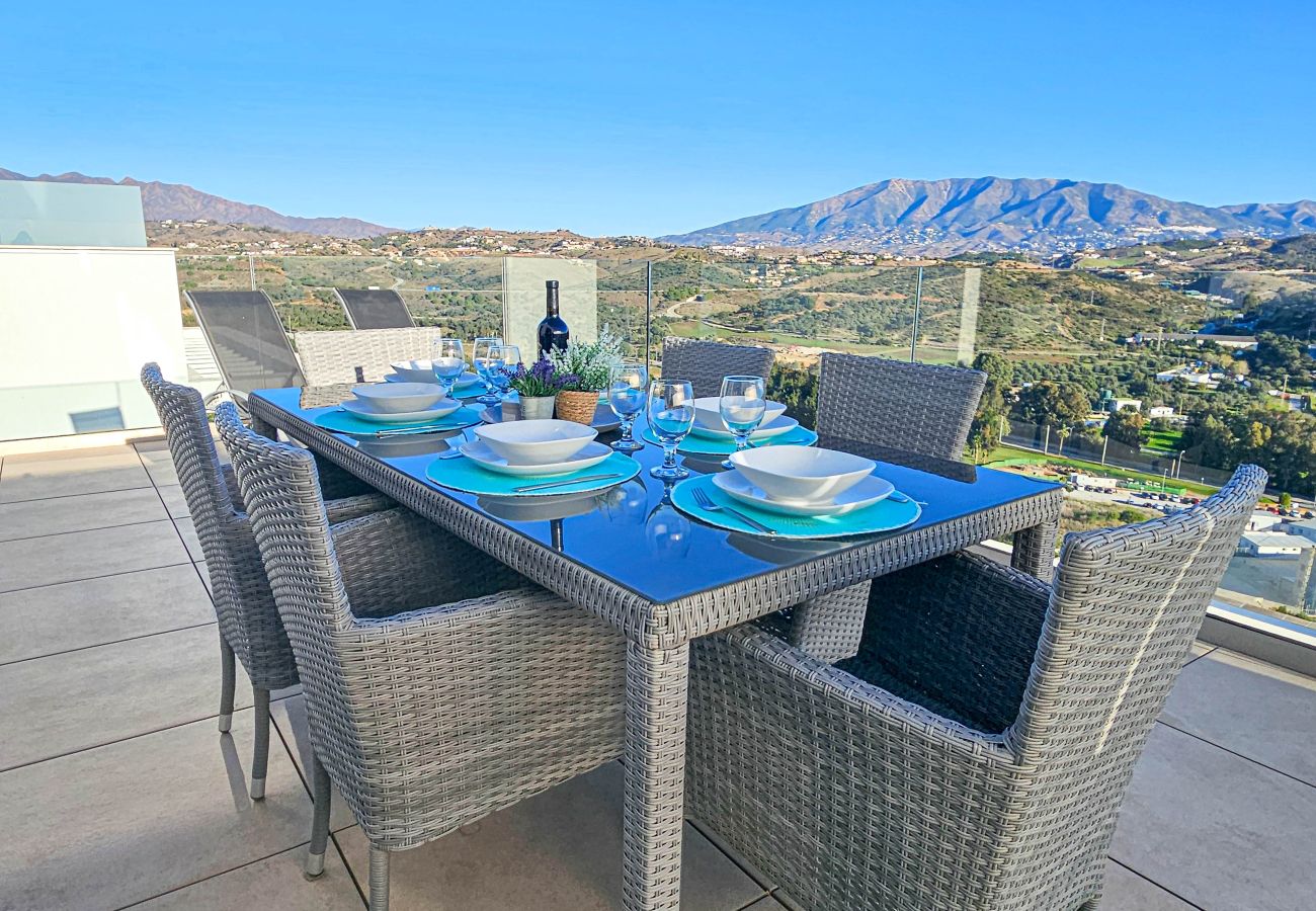 Apartamento en La Cala de Mijas - Apartamento de dos dormitorios con vistas a la montaña y al mar.