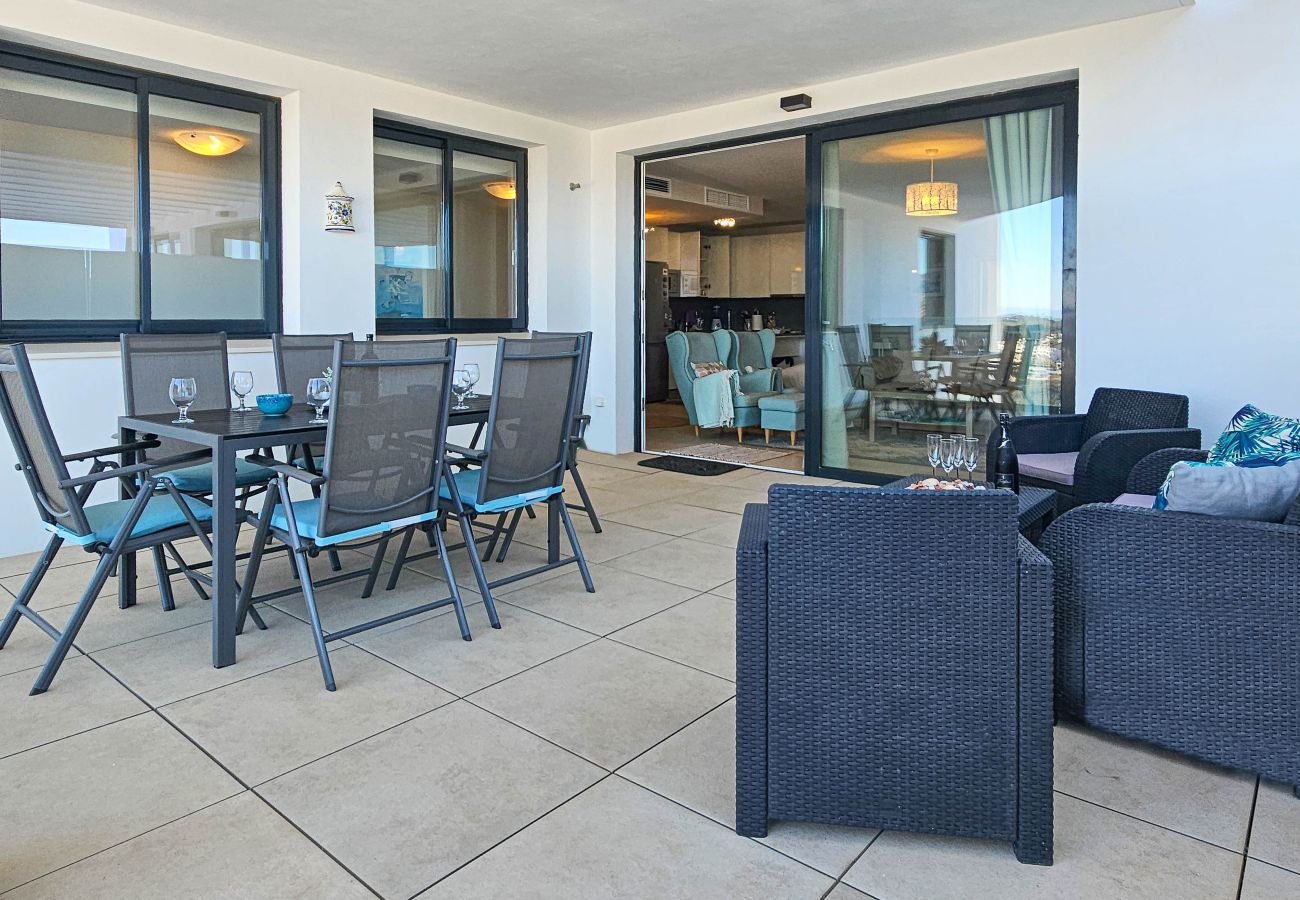 Apartamento en La Cala de Mijas - Apartamento de dos dormitorios con vistas a la montaña y al mar.