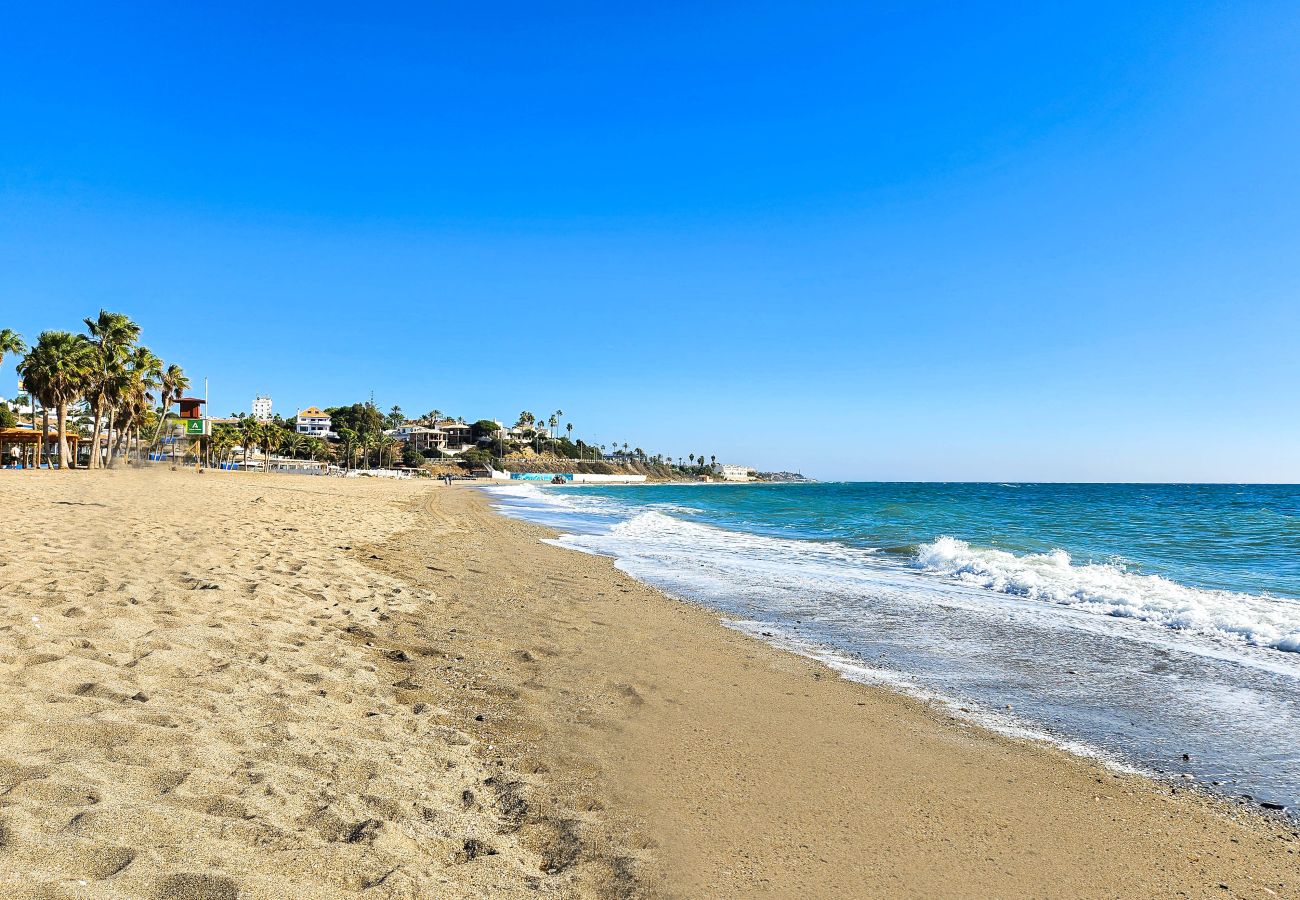 Apartamento en La Cala de Mijas - Apartamento de dos dormitorios con vistas a la montaña y al mar.