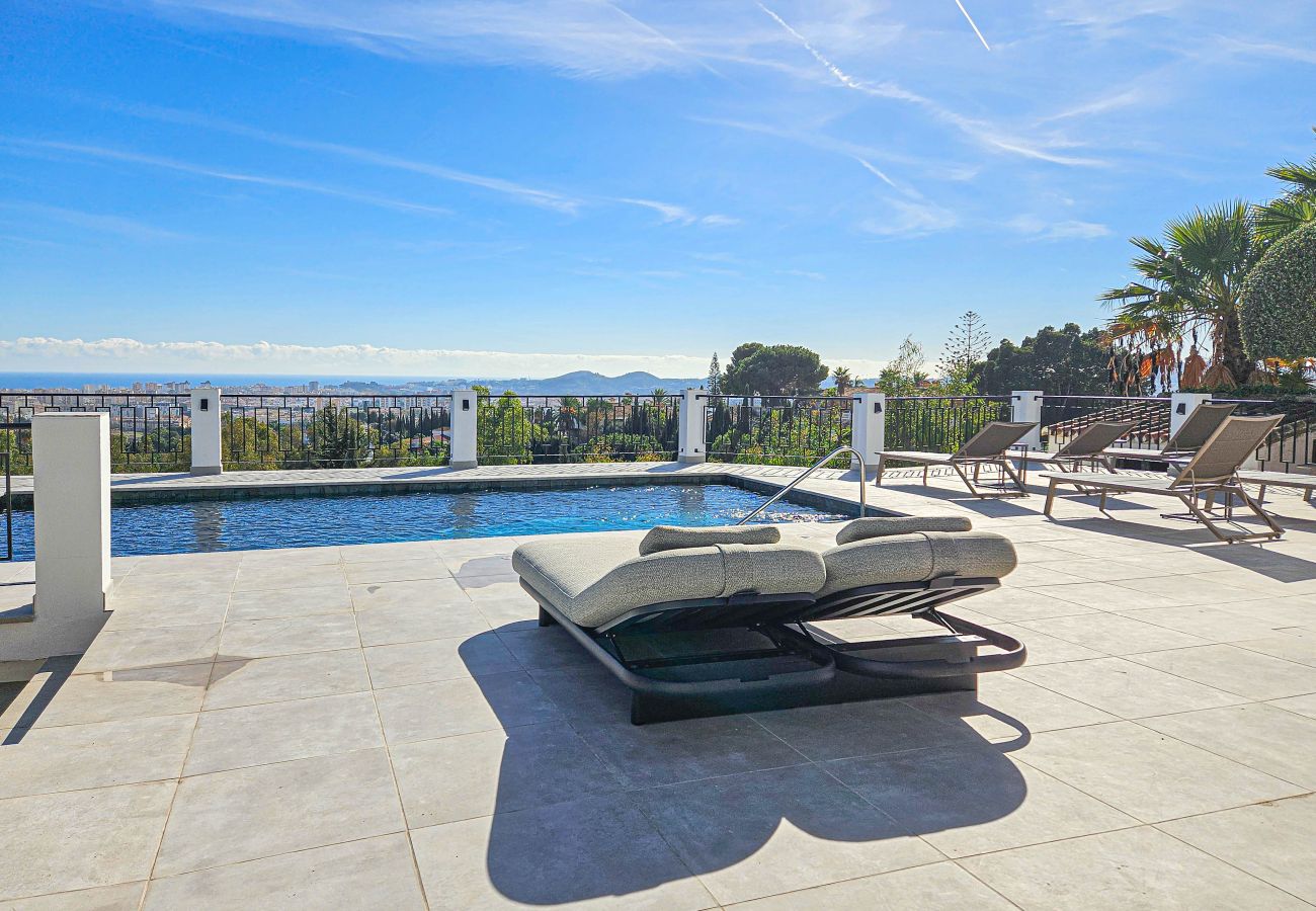 Villa en Mijas Costa - Villa con piscina privada y impresionantes vistas al mar.