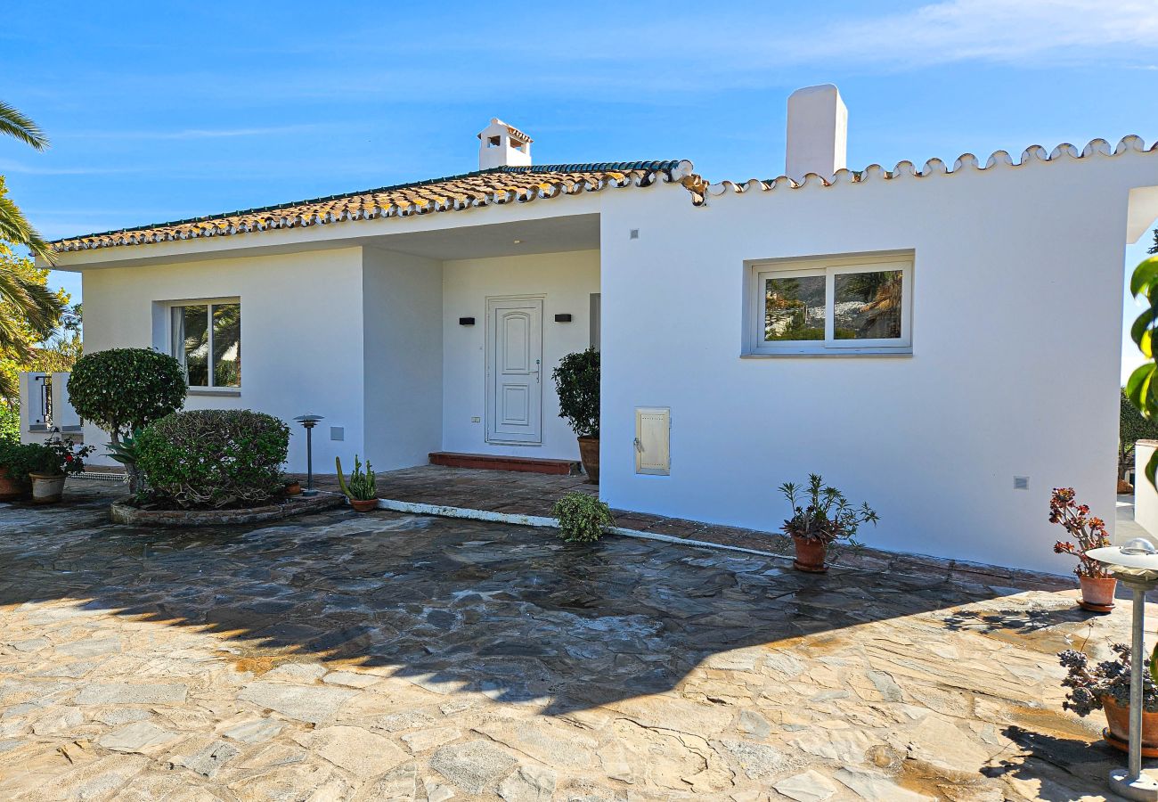 Villa en Mijas Costa - Villa con piscina privada y impresionantes vistas al mar.
