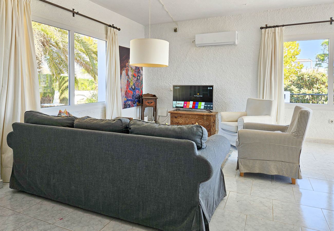 Villa en Mijas Costa - Villa con piscina privada y impresionantes vistas al mar.