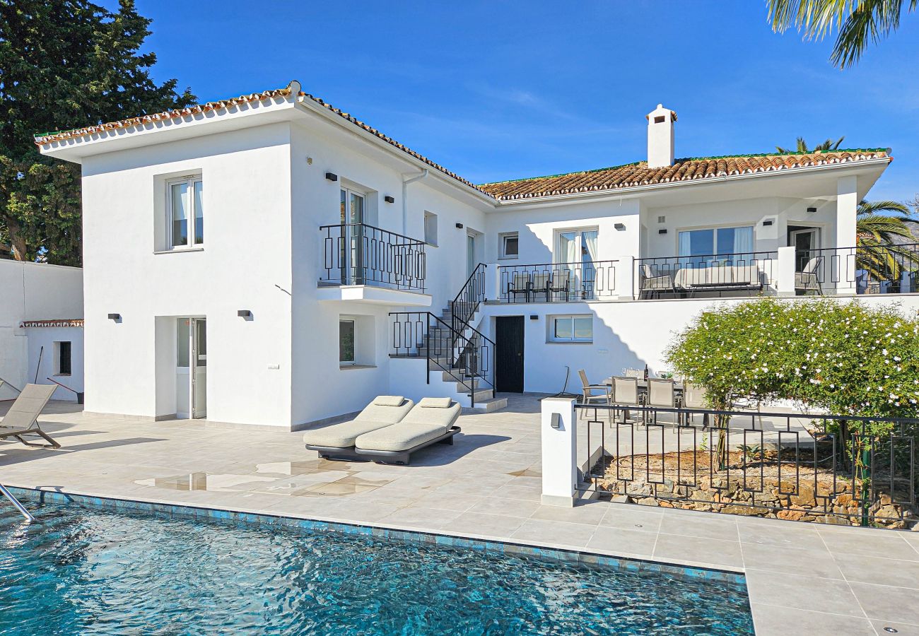 Villa en Mijas Costa - Villa con piscina privada y impresionantes vistas al mar.