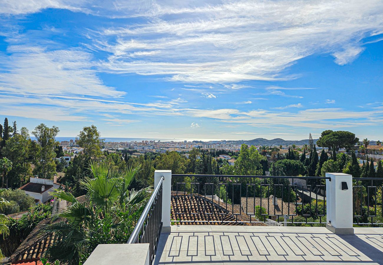 Villa en Mijas Costa - Villa con piscina privada y impresionantes vistas al mar.