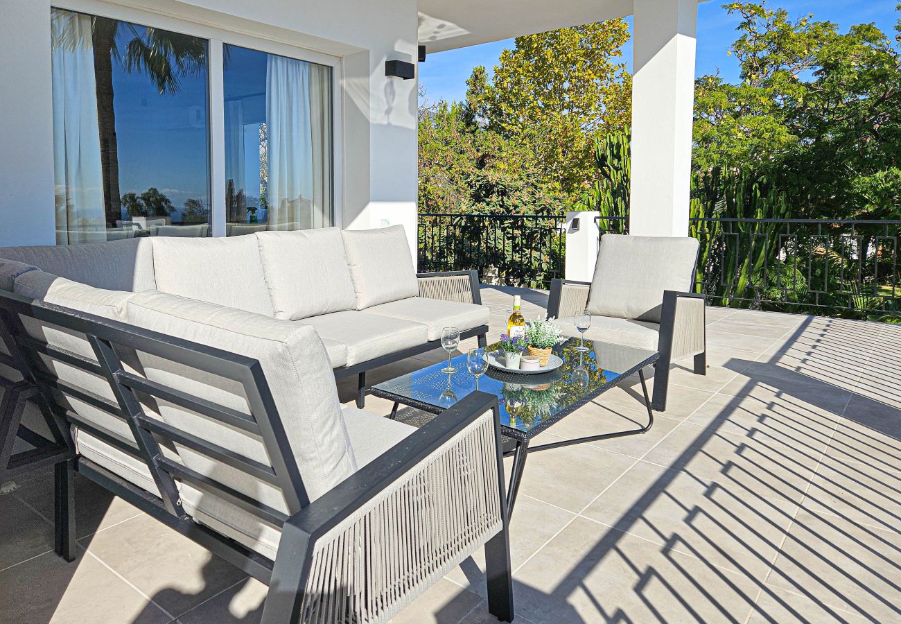 Villa en Mijas Costa - Villa con piscina privada y impresionantes vistas al mar.