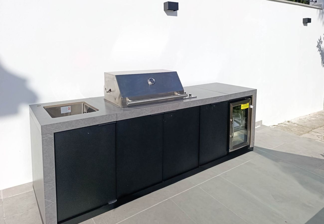 Villa en Mijas Costa - Villa con piscina privada y impresionantes vistas al mar.