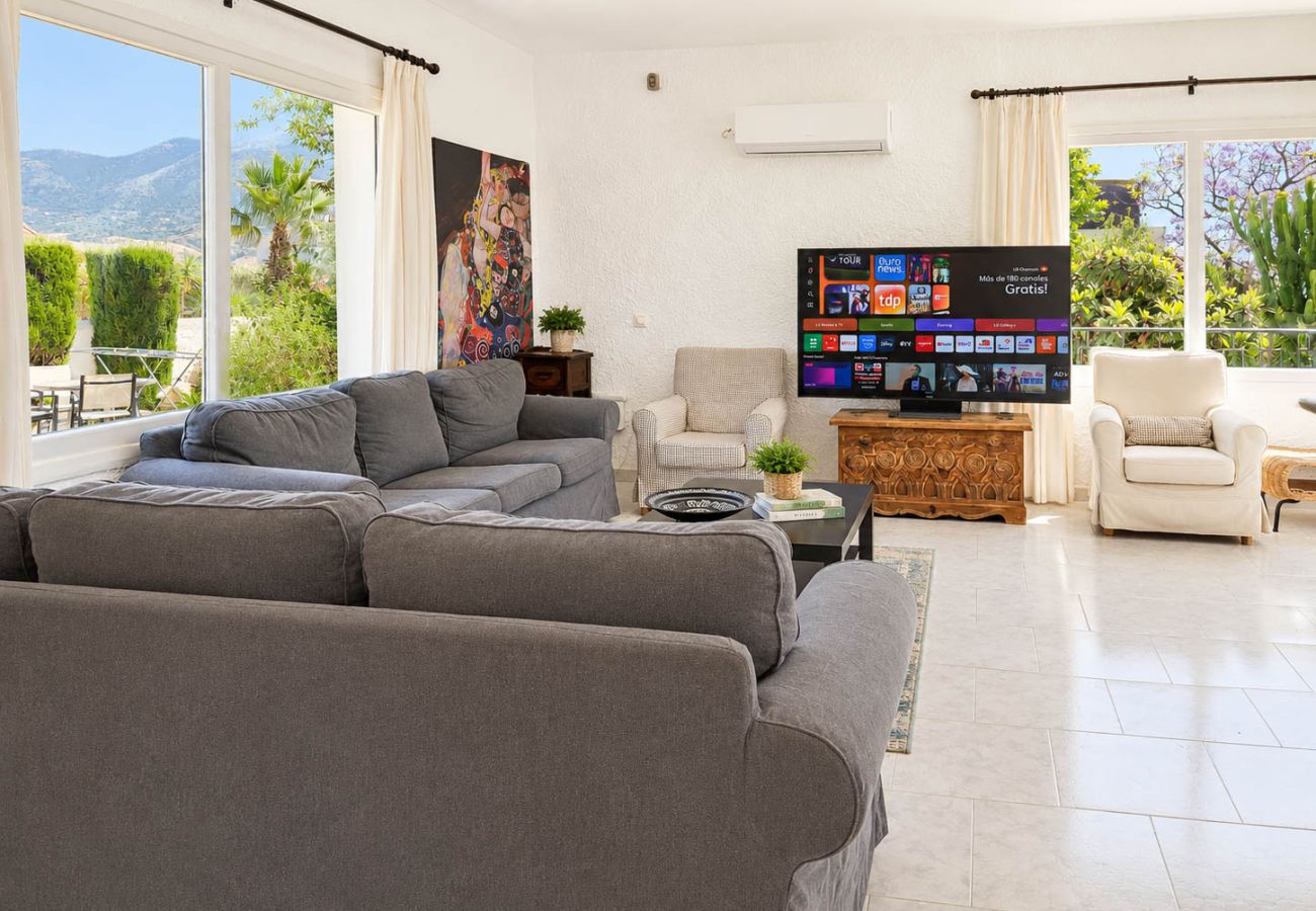 Villa en Mijas Costa - Villa con piscina privada y impresionantes vistas al mar.