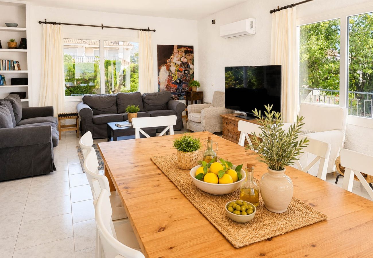 Villa en Mijas Costa - Villa con piscina privada y impresionantes vistas al mar.