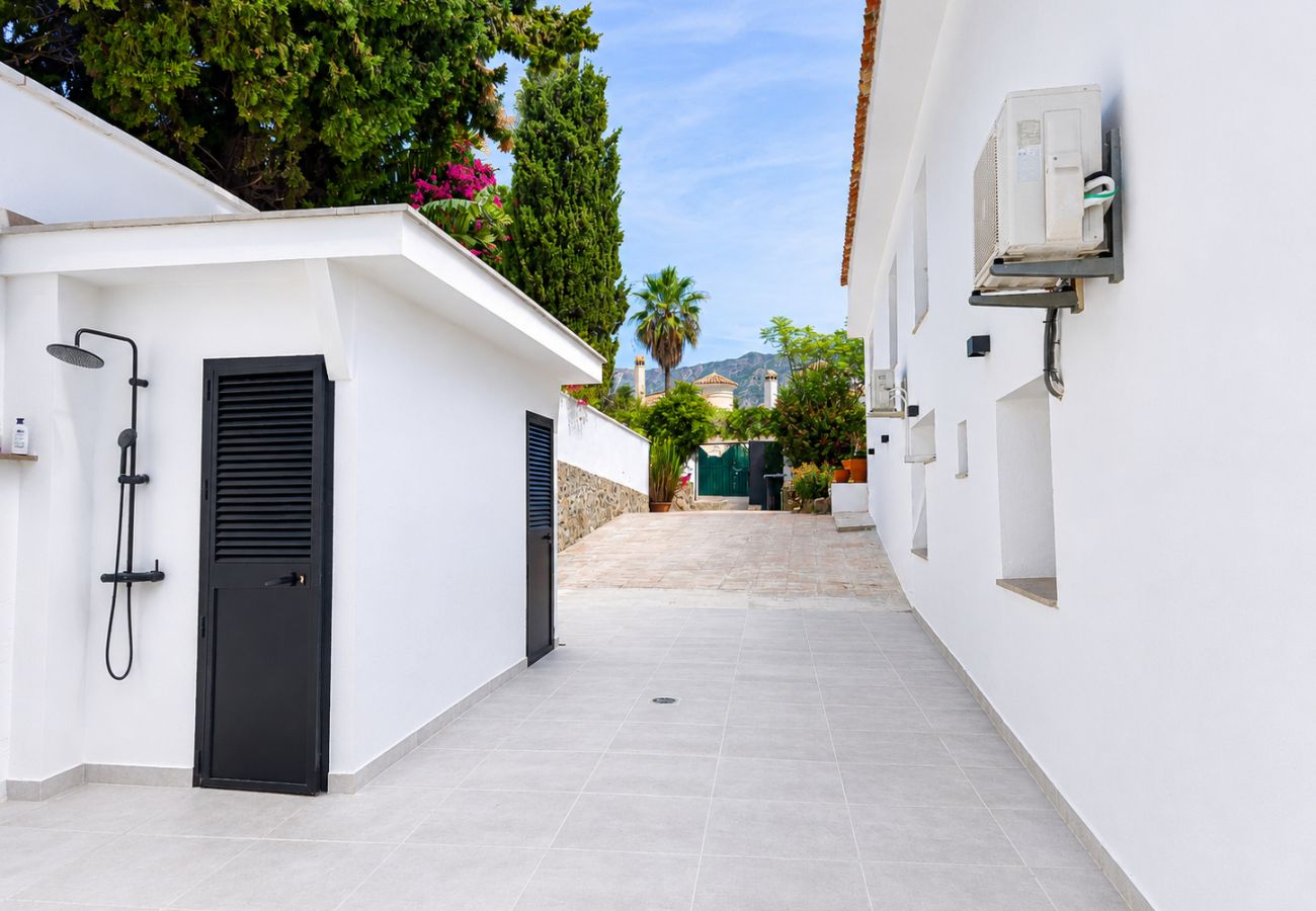 Villa en Mijas Costa - Villa con piscina privada y impresionantes vistas al mar.