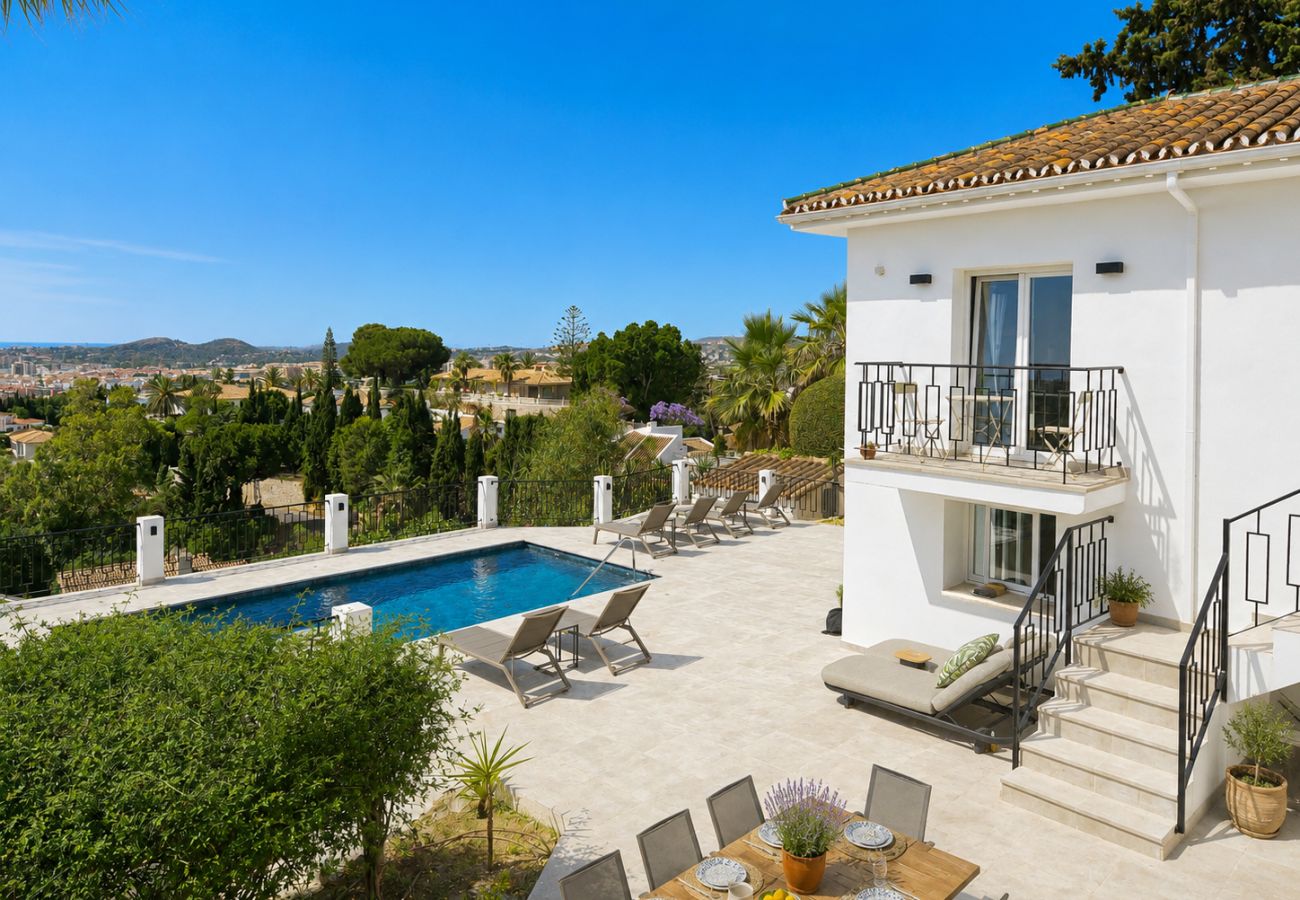 Villa en Mijas Costa - Villa con piscina privada y impresionantes vistas al mar.