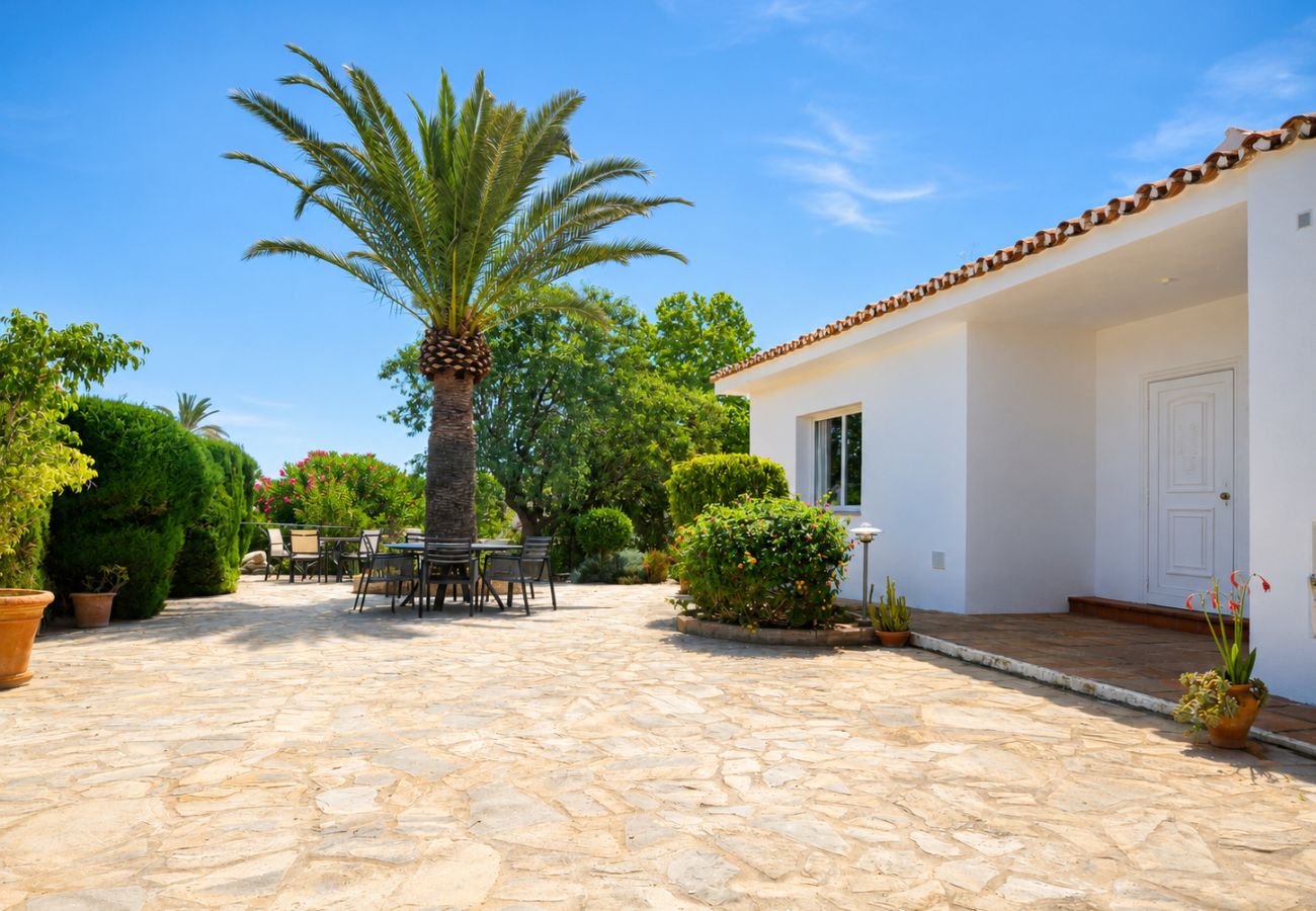 Villa en Mijas Costa - Villa con piscina privada y impresionantes vistas al mar.
